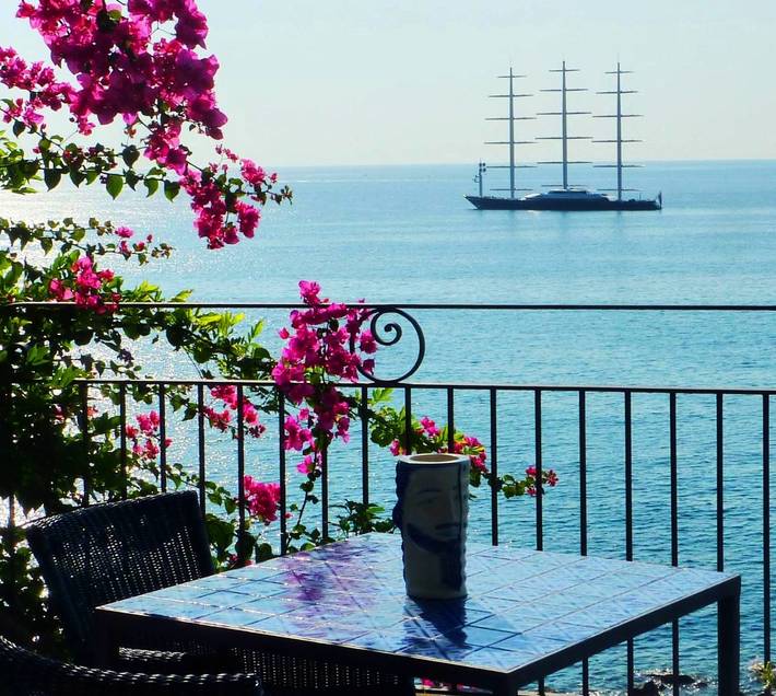 Hôtel pour 3 personnes, avec Balcon et Jacuzzi ainsi que Terrasse et Vue à Giardini-Naxos