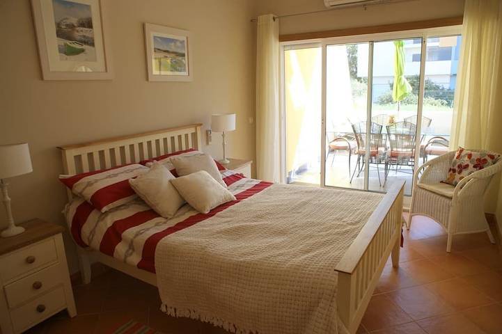 Apartamento inteiro, Luxury T2 Apartment, Lagos. (4-5 minute walk to Meia Praia Beach & Lagos Marina) in São Sebastião, São Gonçalo de Lagos