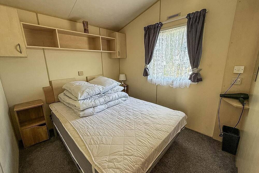 Lovely caravan at Valley Farm Holiday Park, sleeps 8 in Clacton-on-Sea, Essex
