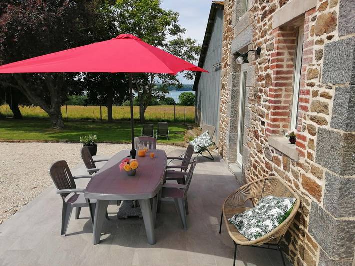 Gîte pour 4 personnes, avec Terrasse ainsi que Jardin et Vue à La Ville-ès-Nonais
