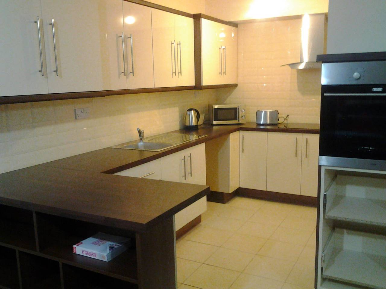 Entire vacation apartment, Galway 2-Bed Apt, Sleeps 4, 5-min walk to Station in St Nicholas, Galway