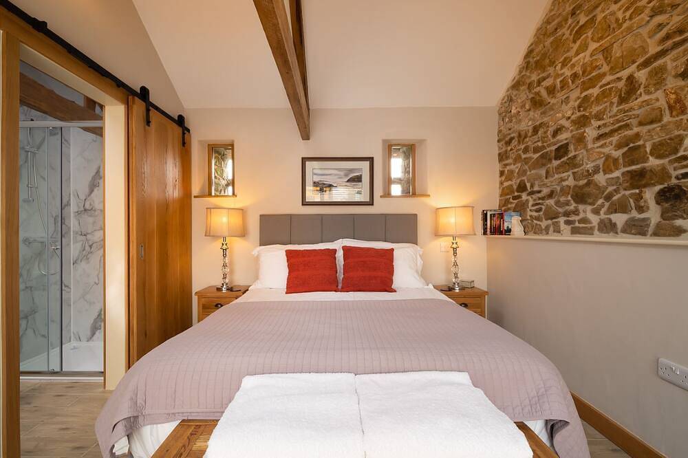 Charming countryside cottage for couples with private hot tub and communal games room. in Swimbridge, Devon