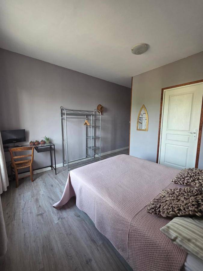 Chambre d’hôte pour 5 personnes, avec jacuzzi ainsi que terrasse et jardin dans le Puy-de-Dôme - 4