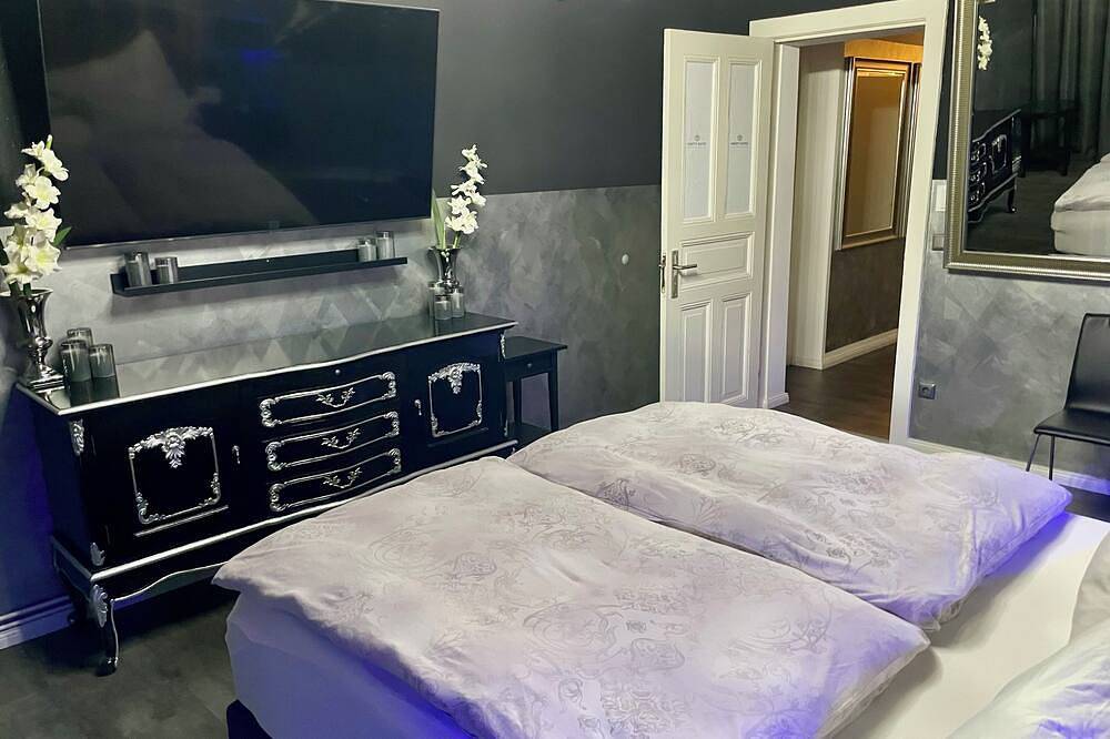 Ganze Wohnung, Whirlstudio Vibe - Ferienwohnung mit großem Whirlpool im Wohnzimmer in Hamburg-Nord, Hamburg