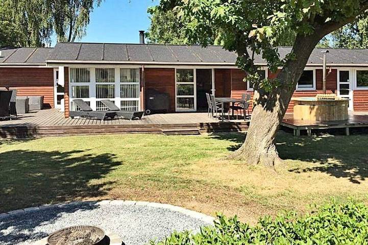 Ferienhaus für 12 Personen, mit Terrasse und Garten