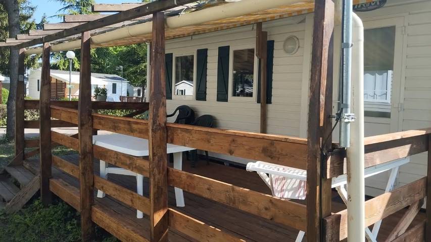 Stacaravan 'Mobihome B023 bij Europapark' met privéterras en gedeelde tuin in Boofzheim, Regio Sélestat-Erstein