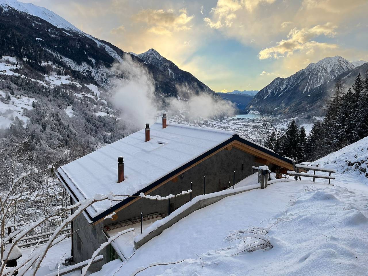 Chalet "The View" mit Aussicht auf Bergen und See in Poschiavo, Bernina-Alpen