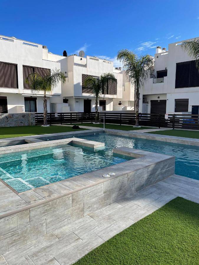 Apartamento de vacaciones para 5 personas, con jardín además de vistas y piscina - 1