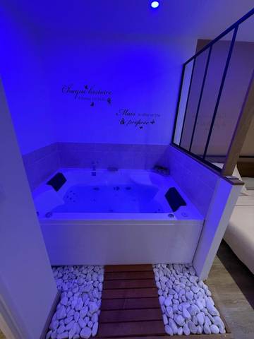 Gîte pour 4 personnes, avec jacuzzi à Chatou