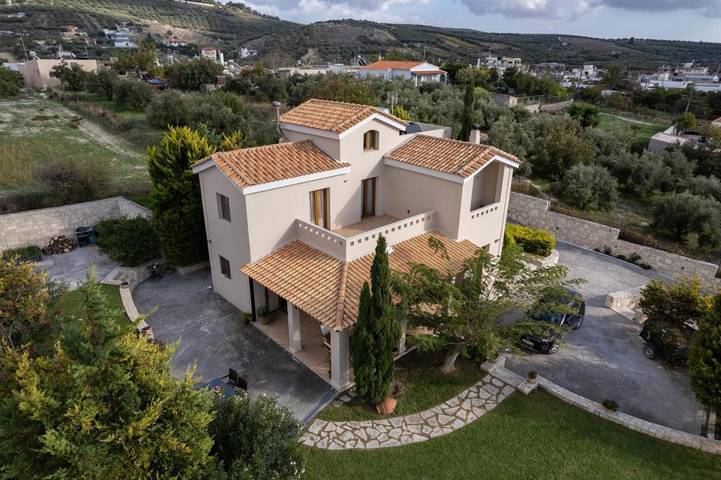 Ferienhaus für 8 Personen, mit Balkon und Terrasse sowie Garten und Pool