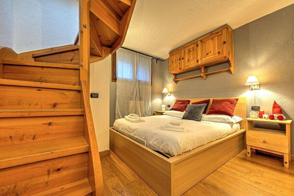 Appartamento intero, Casa Julie- Centralissimo Bilocale con giardino in Courmayeur, Alpi Pennine