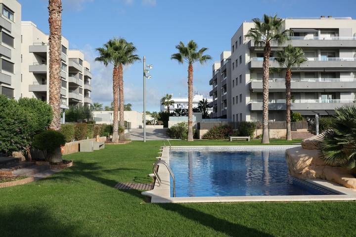 Apartamento para 4 personas, con jardín además de piscina y terraza en Torredembarra