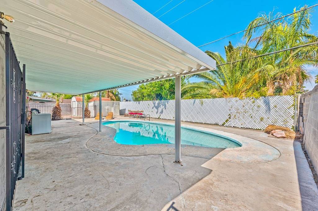 Amazing Villa 5min to strip 5 miles to Convention center large pool! in Las Vegas, Nevada