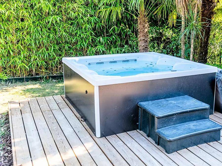 Yelloh! Village Domaine Berrua - Mobilhome 4 personnes - Cottage Ilbarritz Premium 3 Pièces 4 Personnes Climatisé + Tv + Jacuzzi in Bidart, Région de Bayonne