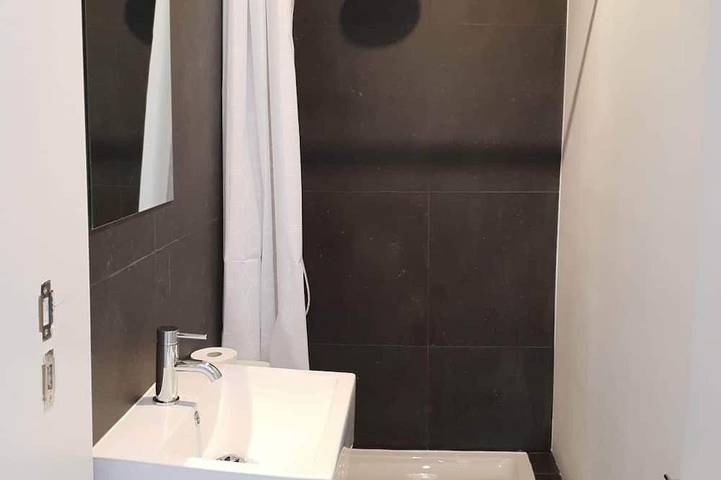 Ganze Wohnung, Spacious, bright studio apartment on the ground floor of a historic building near the Scheldt River in Antwerpen und Umgebung