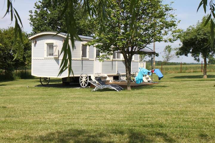 Gîte pour 5 personnes, avec piscine ainsi que jardin et balcon