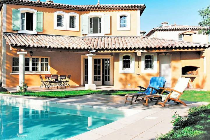Location de vacances pour 8 personnes, avec terrasse ainsi que balcon/terrasse et piscine dans Domaine de Fayence