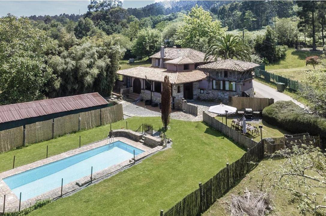 Five-Bedroom House in Caravia, Costa Verde