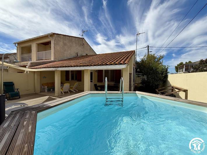 Gîte pour 4 personnes, avec Jacuzzi et Terrasse ainsi que Jardin et Piscine