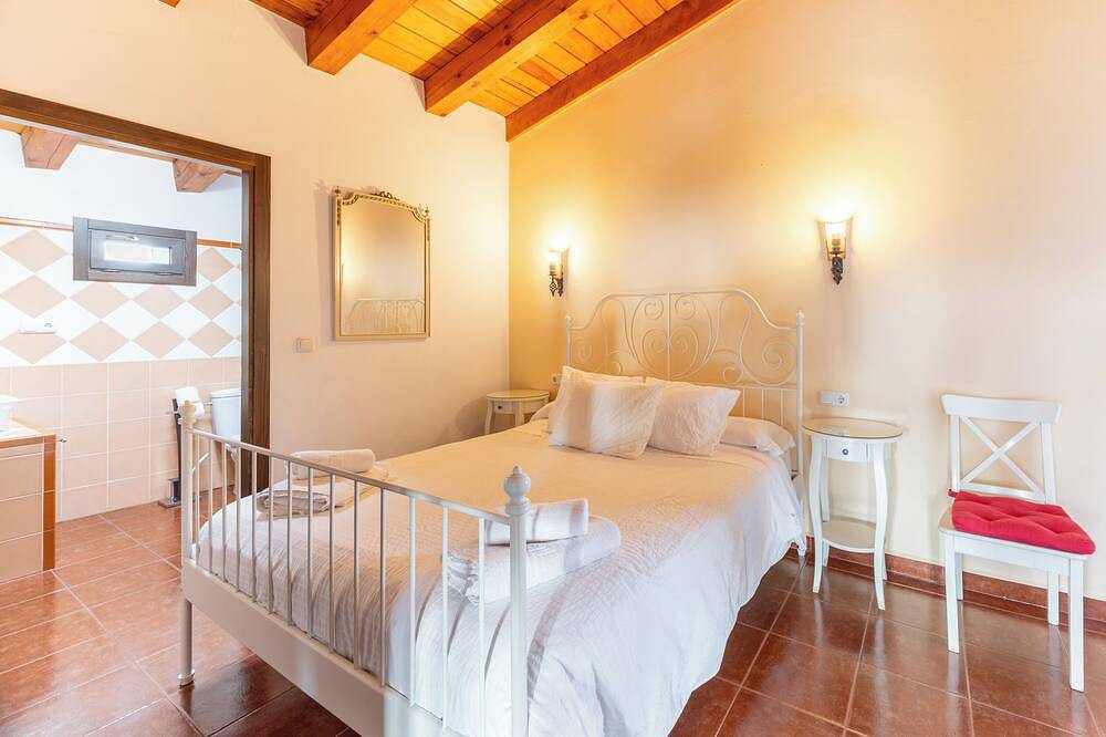 Apartamento entero, Apartamento 'Casa Alta' con piscina compartida, terraza privada y Wi-Fi in Fresnedillas de la Oliva, Provincia de Madrid
