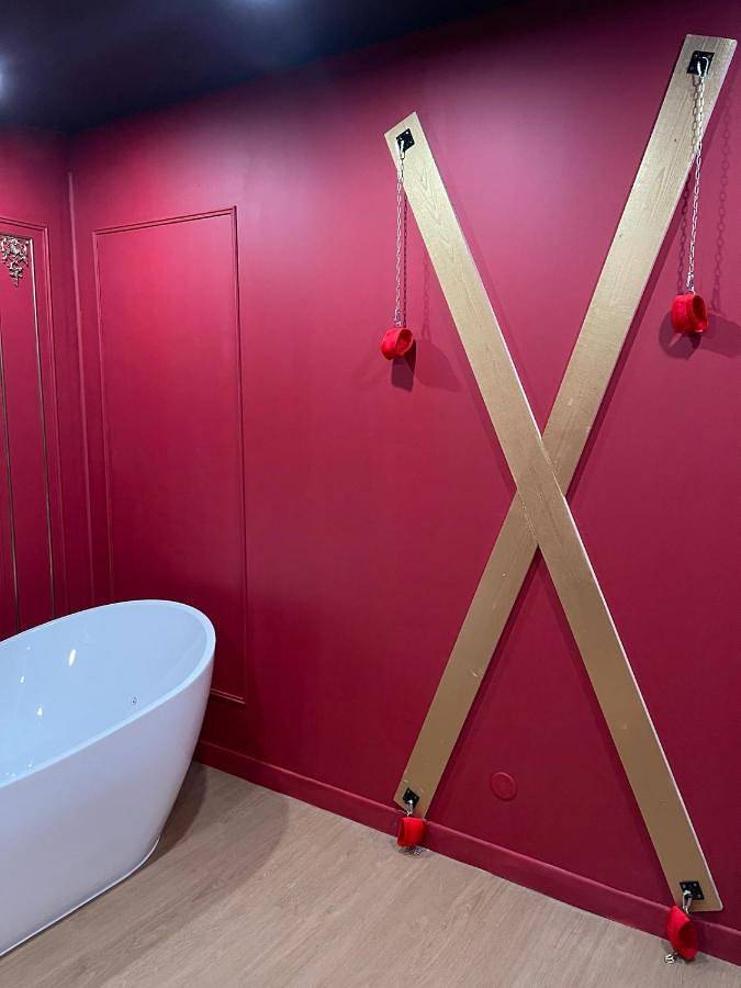 Le boudoir rouge - Loveroom luxueuse pour couples in La Ferté-Gaucher, Seine-et-Marne