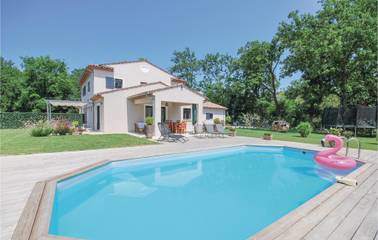 Location de vacances pour 7 personnes, avec terrasse ainsi que piscine et jardin, animaux acceptés à Callian