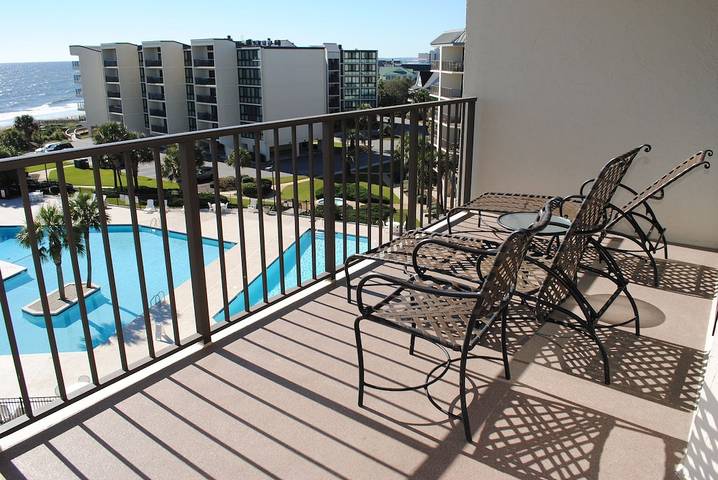 Vacation rental for 9 people, with pool and hot tub as well as balcony in Litchfield