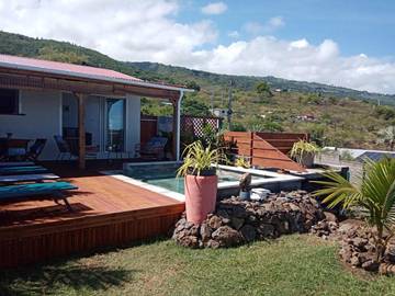 Gîte pour 4 personnes, avec terrasse et piscine ainsi que vue et jardin à Les Trois-Bassins