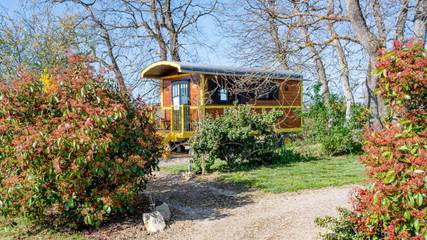 Tente pour 2 personnes, avec jardin ainsi que balcon et jacuzzi dans le Gers