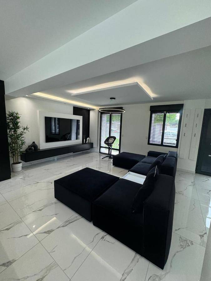 Location de vacances pour 5 personnes, avec jacuzzi et terrasse dans Parc des Expositions de Villepinte