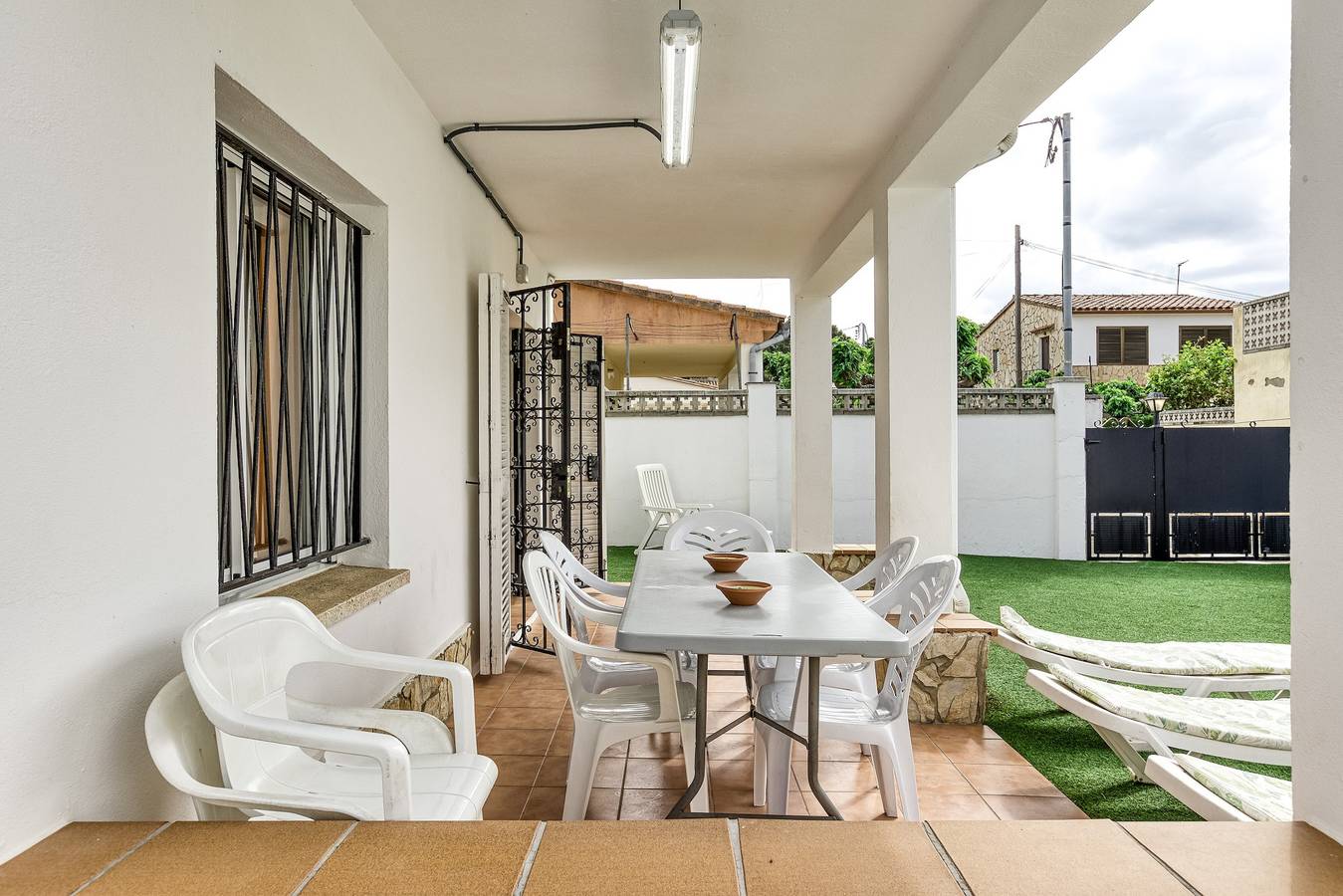 Vakantiehuis 'L'Escala Passatge Terri' met Privézwembad, Wi-Fi en Airconditioning in L'Escala, Upper Empordà
