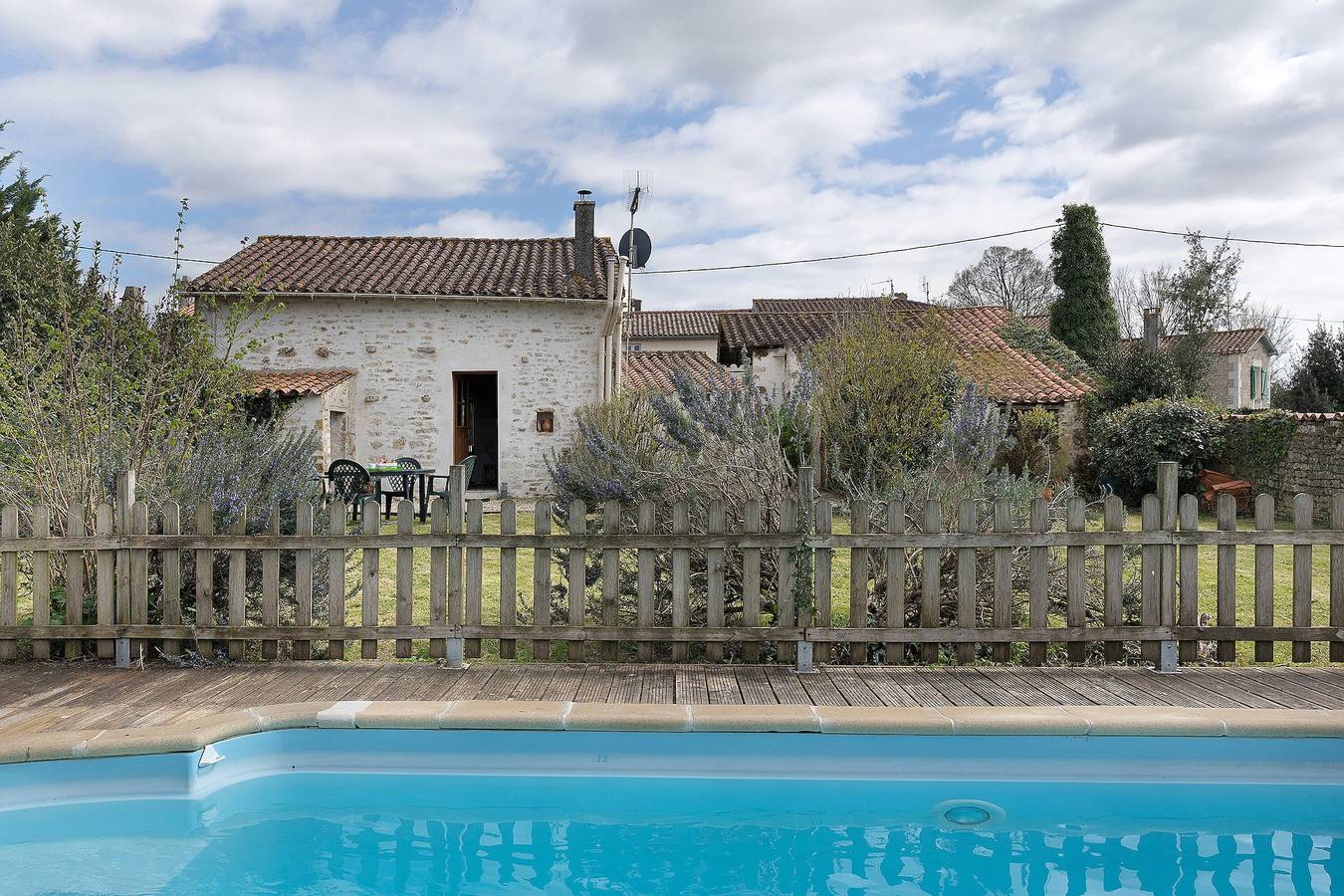 Gehele studio, Gîte des Fraignaies met privézwembad en terras in Saint-Juire-Champgillon in Saint-Juire-Champgillon, Fontenay-le-Comte