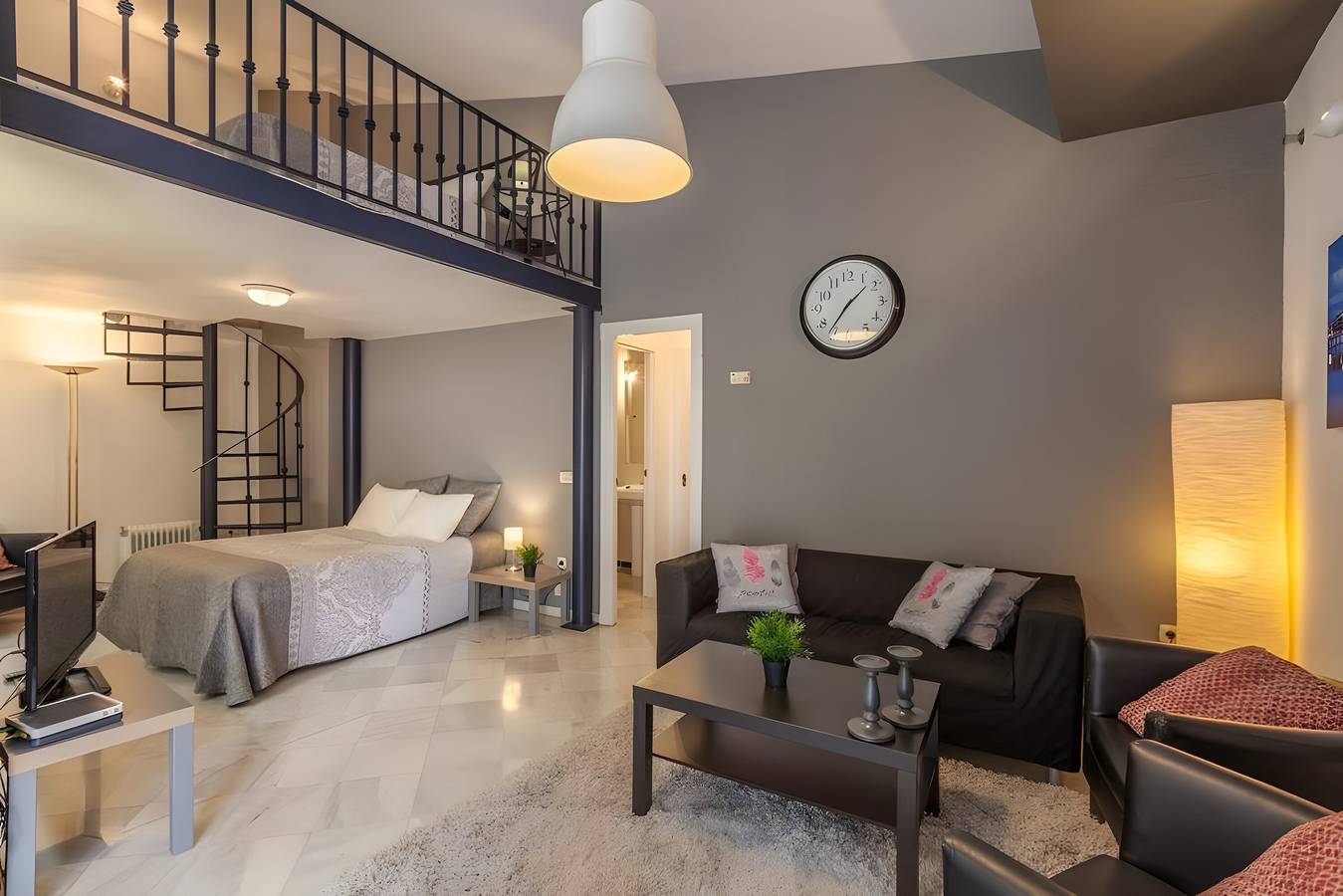 Entire apartment, Gavidia Center Premium Suites Apartment with Wi-Fi and Air Conditioning in Casco Antiguo, Sevilla