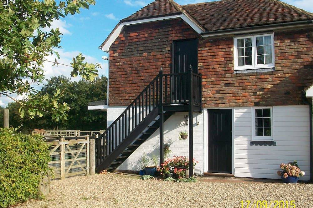 The Stable Cottage is situated in an Idyllic Rural Location near Woodchurch. in Woodchurch, Ashford region