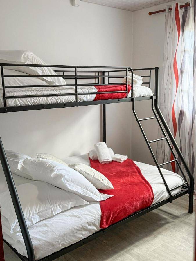 Location de vacances pour 7 personnes, avec vue ainsi que piscine et jardin à Bourail - 2