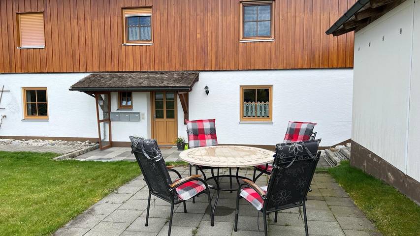 Ferienwohnung für 6 Personen, mit Balkon und Terrasse sowie Garten in Obing