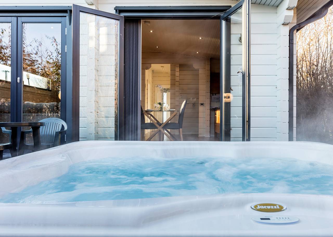 Entire apartment, Roydon Two Bedroom Lodge with Hot Tub in Roydon (Essex), Essex