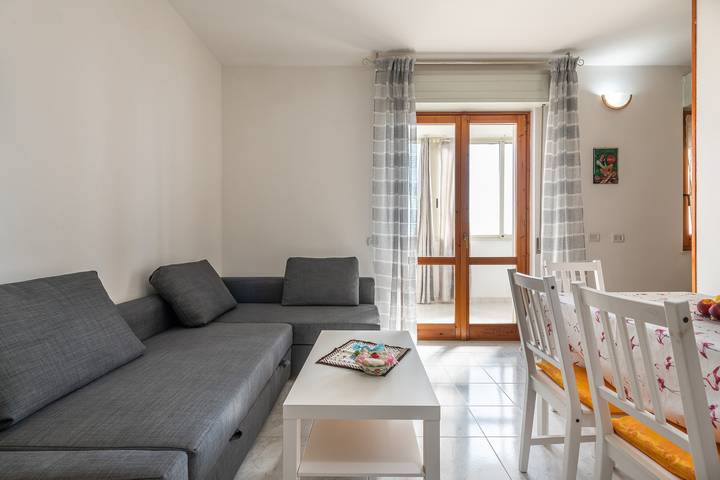 Ganze Wohnung, Ferienwohnung 'La Casa del Sole' in Meeresnähe mit Balkon und Wlan in Selargius, Campidano