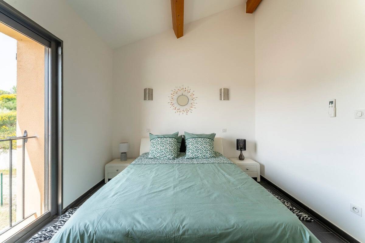 Guesthouse 'Chambre De La Reine' with Mountain View, Wi-Fi, and Air Conditioning in Crillon-le-Brave, Parc naturel régional du Mont-Ventoux