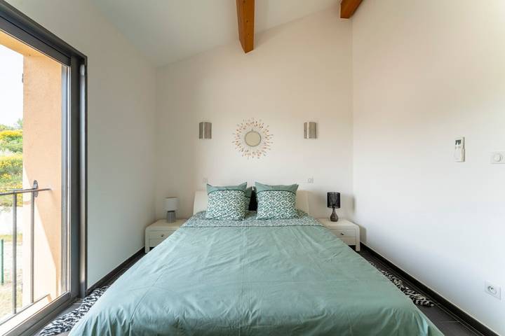 Guesthouse 'Chambre De La Reine' with Mountain View, Wi-Fi, and Air Conditioning in Crillon-le-Brave, Parc naturel régional du Mont-Ventoux