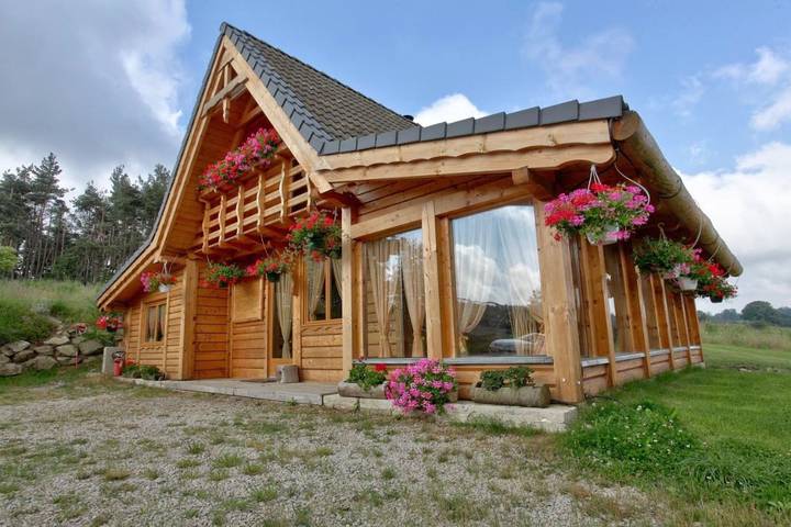 Gîte pour 8 personnes, avec Balcon et Terrasse ainsi que Jardin et Vue sur le lac à Mazet-Saint-Voy