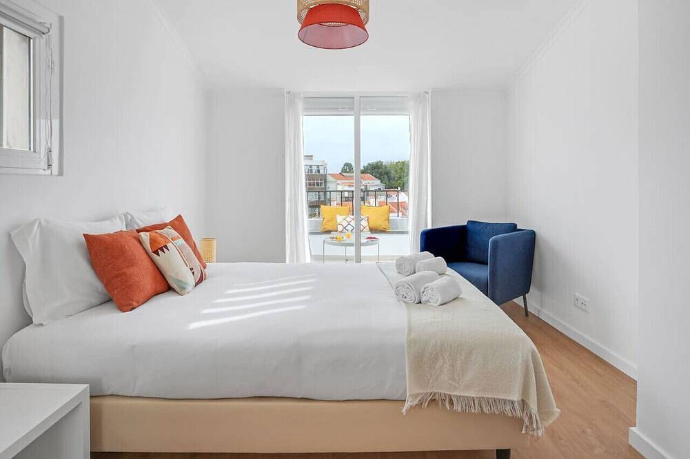 Ganze Wohnung, One bedroom Apt | Almada | Balcony w/River Views in Almada, Halbinsel von Setúbal