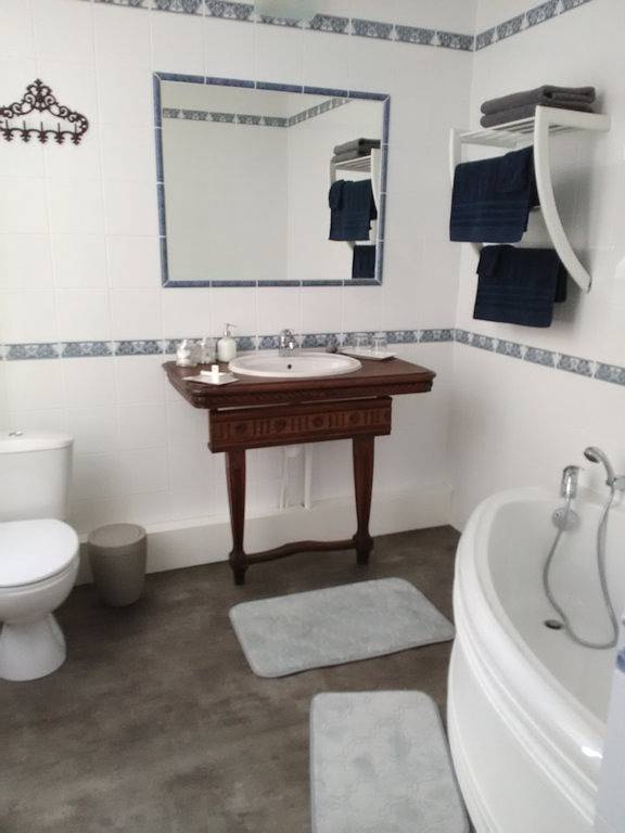 Chambre d'hôtes Skl Terre - Chambre Bleue in Montreuil (Pas-de-Calais), Région de Montreuil