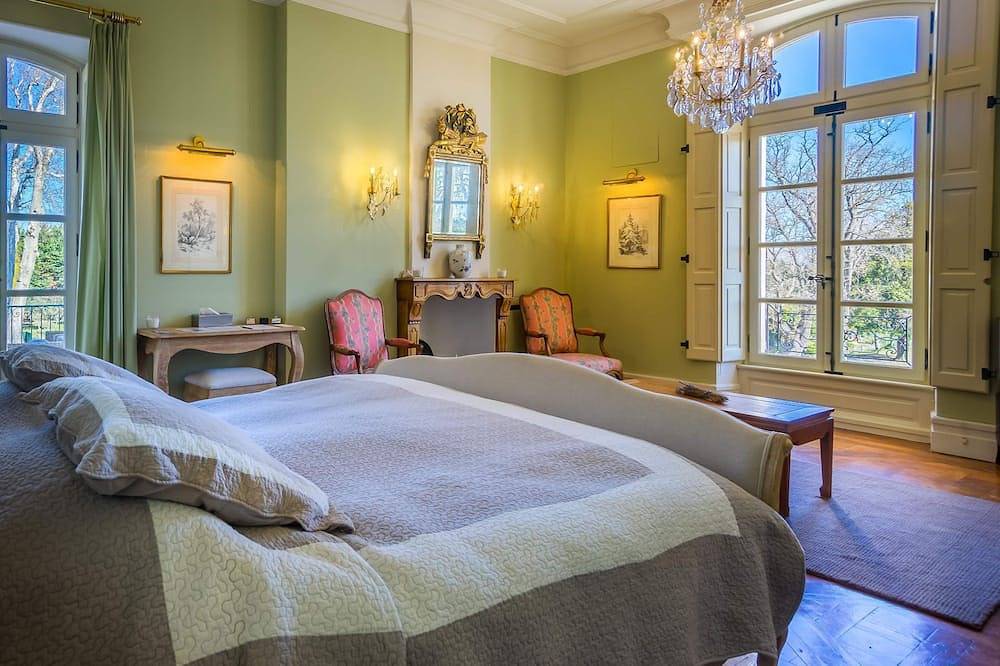 Luxury chateau for rent in Provence in Sarrians, Vaucluse