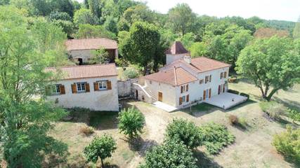 Gîte pour 6 personnes, avec vue ainsi que piscine et terrasse à Montayral