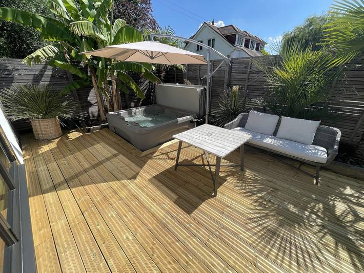 Cottage for 2 people, with hot tub and terrace as well as garden, child-friendly in England