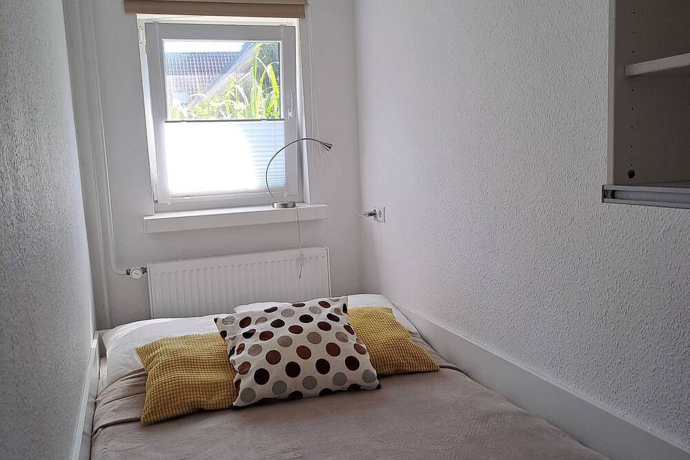 Ganze Wohnung, Moderne Ferienwohnung direkt am See - Terrasse + Angelmotorbootverleih in Strasen, Wustrow (Mecklenburgische Seenplatte)