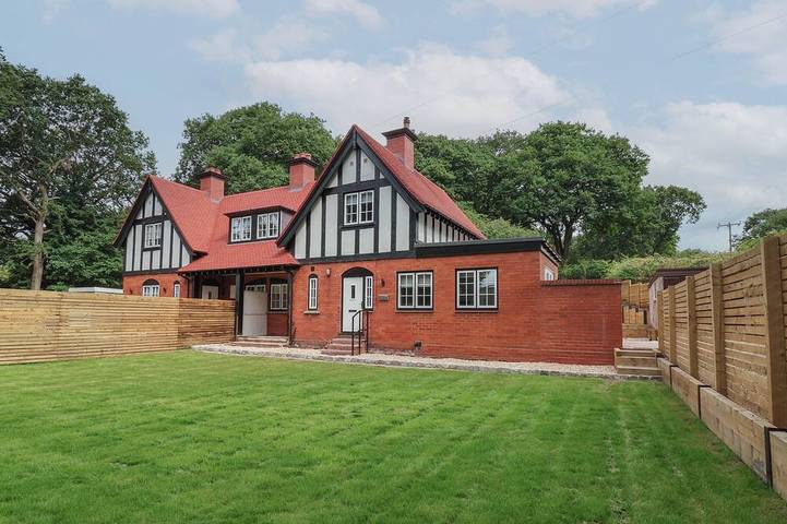Log cabin for 4 people, with Garden and Pool in Delamere