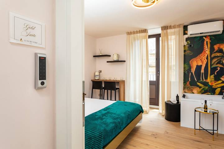 Appartement entier, Appartement "Gold Suite" avec balcon, Wi-Fi et climatisation in Catane, Province de Catania