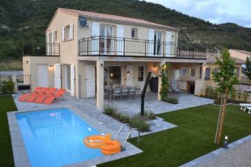 Ferienhaus für 8 Personen, mit Garten in Castellane